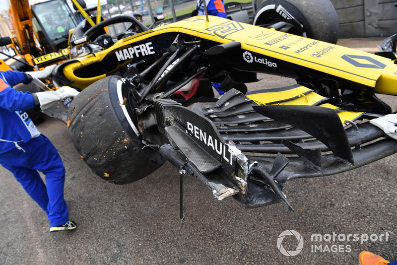 Болід Ніко Хюлькенберга, Renault Sport F1 Team R.S. 18, накритий після аварії у другій практиці