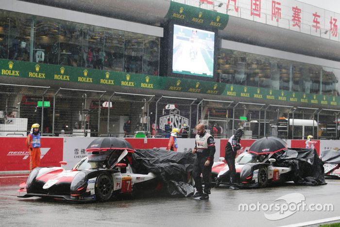 Bandera roja: #7 Toyota Gazoo Racing Toyota TS050: Mike Conway, Kamui Kobayashi, Jose Maria Lopez, #8 Toyota Gazoo Racing Toyota TS050: Sébastien Buemi, Kazuki Nakajima, Fernando Alonso
