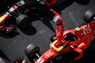 Kimi Raikkonen, Ferrari, 1° classificato, festeggia all'arrivo nel parco chiuso