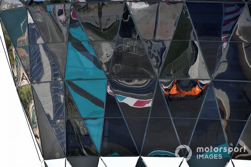Le reflet de Carlos Sainz Jr., McLaren MCL33 dans la Shams Tower