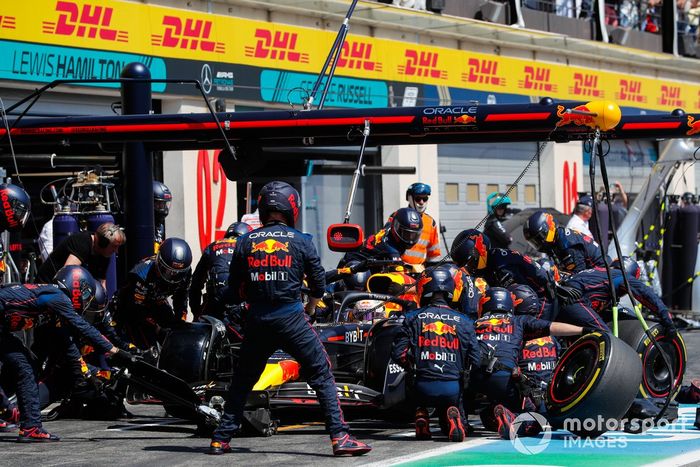 Max Verstappen, Red Bull Racing RB18, hace una parada en boxes