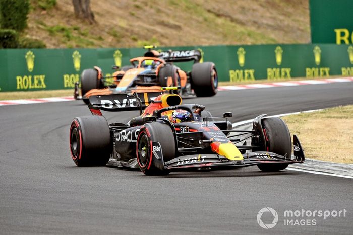Sergio Pérez, Red Bull Racing RB18, Lando Norris, McLaren MCL36