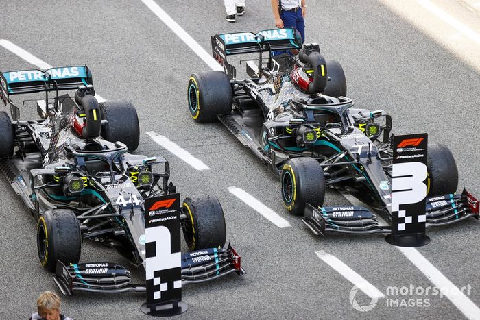 Los coches de Lewis Hamilton, Mercedes F1 W11 EQ Performance, 1ª posición, Valtteri Bottas, Mercedes F1 W11 EQ Performance, 3ª posición, en Parc Ferme