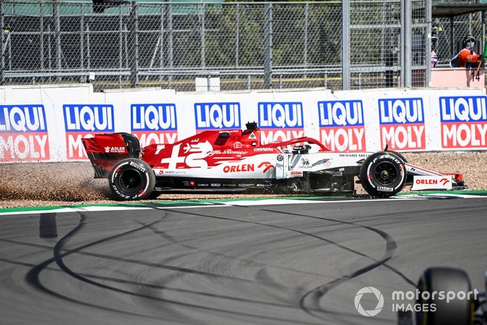 Testacoda di Kimi Raikkonen, Alfa Romeo Racing C39, che finisce nella sabbia 