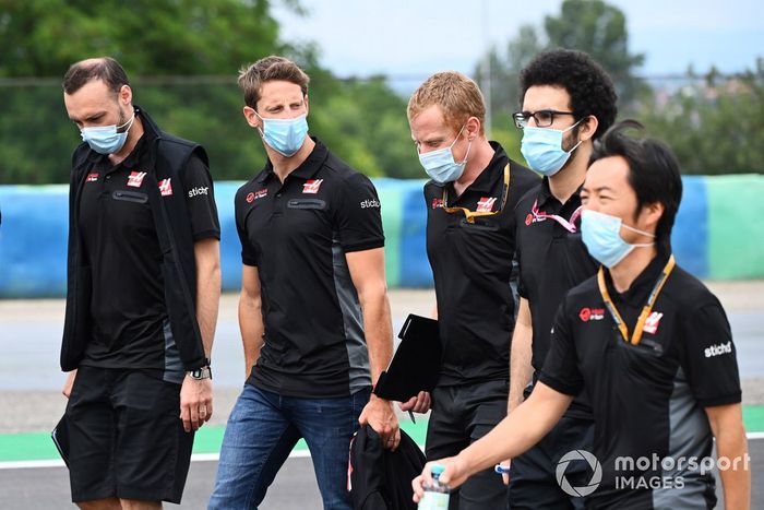 Romain Grosjean, Haas F1, camina por la pista con sus colegas incluyendo a Ayao Komatsu, Ingeniero Jefe de Carreras