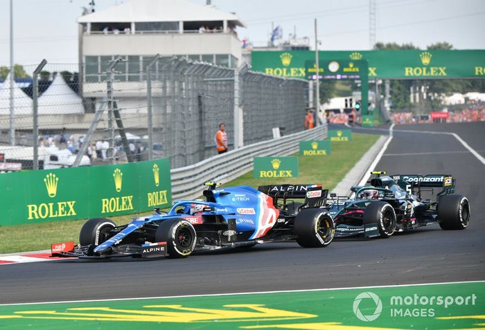 Esteban Ocon, Alpine A521, Sebastian Vettel, Aston Martin AMR21
