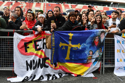 Des fans et une bannière pour Fernando Alonso, McLaren