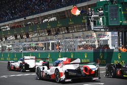 Chase Carey, CEO de FOM agita la bandera francesa para dar el inicio de la carrera