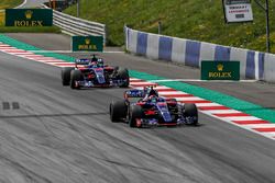 Carlos Sainz Jr., Scuderia Toro Rosso STR12 leads Daniil Kvyat, Scuderia Toro Rosso STR12