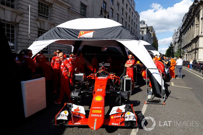 Un Ferrari SF70H es preparado para la demostración