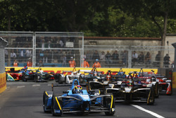 Sébastien Buemi, Renault e.Dams, devance Jean-Eric Vergne, Techeetah, au départ