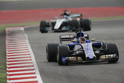 Pascal Wehrlein, Sauber C36; Valtteri Bottas, Mercedes AMG F1 W08