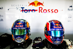 Шлемы Карлоса Сайнса-мл., Scuderia Toro Rosso, и Даниила Квята, Scuderia Toro Rosso