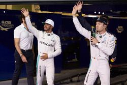 Ganador de la pole Lewis Hamilton, Mercedes AMG F1, segundo Nico Rosberg, Mercedes AMG F1