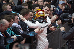Lewis Hamilton, Mercedes AMG, fête sa victoire avec son équipe dans le Parc Fermé