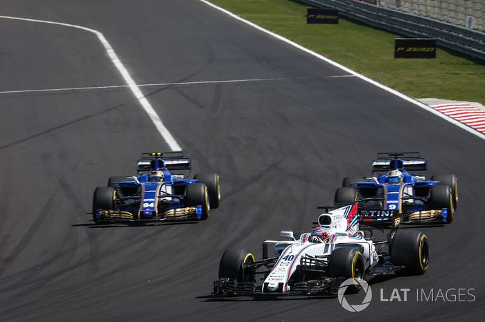 Paul di Resta, battles with Marcus Ericsson, Sauber C36 and Pascal Wehrlein, Sauber C36