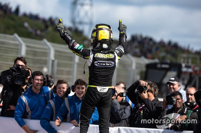 Lando Norris (foto) fez bonito em Zandvoort. Venceu duas e terminou outra em 2º lugar. Callum Ilott venceu a segunda bateria.