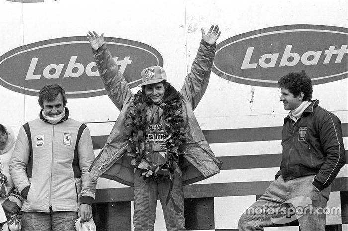 Podio: el ganador Gilles Villeneuve, Ferrari, el segundo Jody Scheckter, Wolf, y el tercero Carlos Reutemann, Ferrari