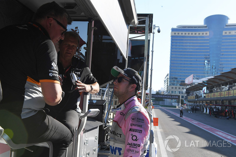 Sergio Perez, Sahara Force India habla con Robert Fearnley, Sahara Force India F1 Team director del 