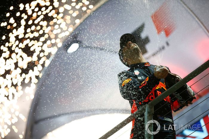  Ricciardo, siempre pesca en río revuelto 