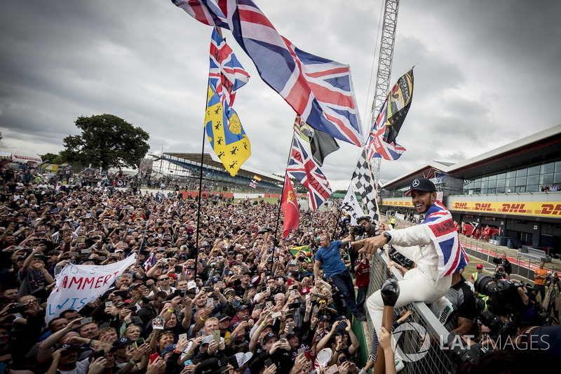 Race winner Lewis Hamilton, Mercedes AMG F1, celebrates victory with the fans
