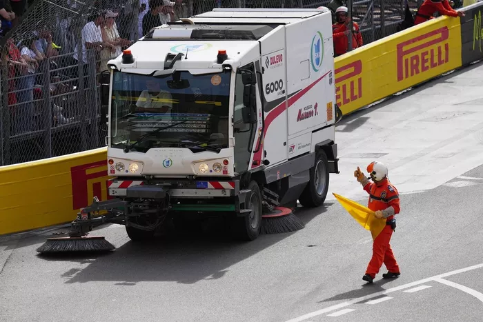 La pista se limpia durante una interrupción por bandera roja.