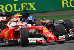 Kimi Raikkonen, Ferrari SF16-H y Max Verstappen, Scuderia Toro Rosso STR11