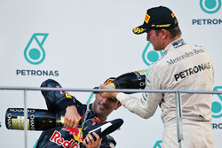Il vincitore della gara Daniel Ricciardo, Red Bull Racing festeggia sul podio con il terzo classific