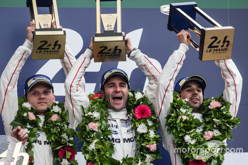 Podio LMP1: i vincitori assoluti e di classe #2 Porsche Team Porsche 919 Hybrid: Romain Dumas, Neel 