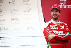 Podio: Sebastian Vettel, Ferrari celebra su tercer lugar