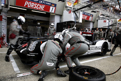 Pitstop practice: #1 Porsche Team Porsche 919 Hybrid: Timo Bernhard, Mark Webber, Brendon Hartley
