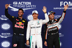 Los tres primeros clasificados en parc ferme: Daniel Ricciardo, Red Bull Racing RB12, tercero; Nico