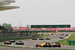 Кевин Магнуссен, Renault Sport F1 Team RS16 и Макс Ферстаппен, Scuderia Toro Rosso STR11