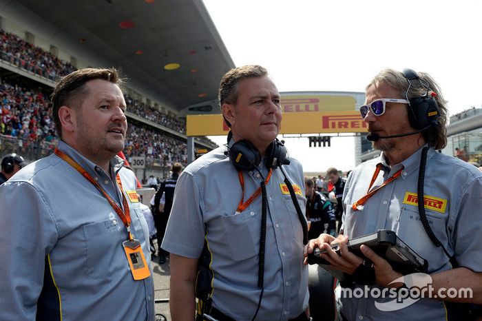 Paul Hembery, director de Pirelli Motorsport, Mario Isola, manager de Pirelli Racing y Massimiliano Damiani, ingeniero jefe de Pirelli en la parrilla