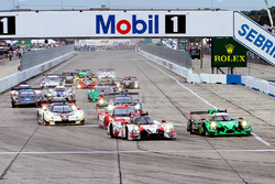 Старт: #60 Michael Shank Racing і Curb/Agajanian Ligier JS P2 Honda: Джон П'ю, Освальдо Негрі, Олів'