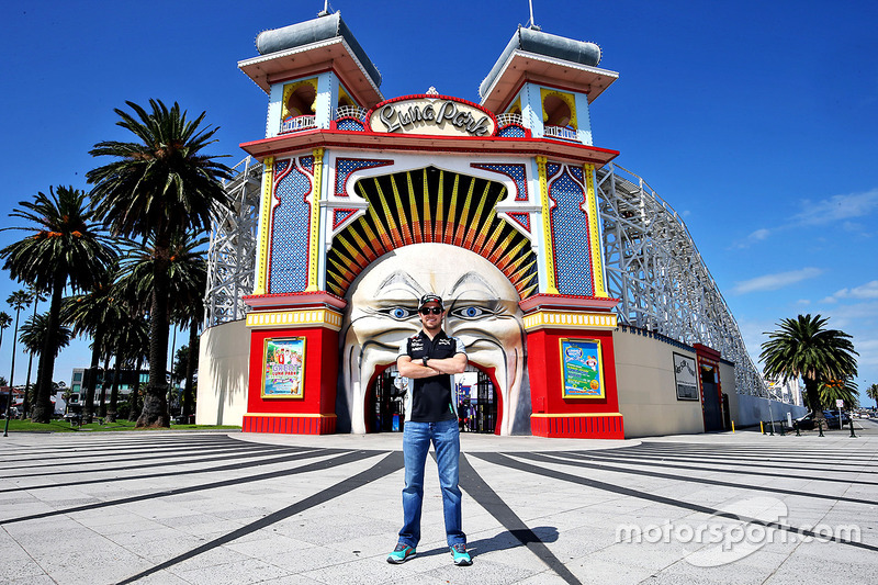 Sergio Perez, da Force India F1, visita Luna Park