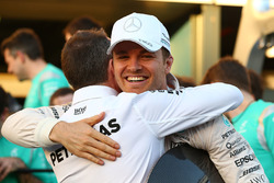 Winnaar Nico Rosberg, Mercedes AMG F1 viert met Paddy Lowe, Mercedes AMG F1 Executive Director