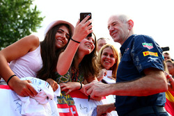Технический руководитель Red Bull Racing Эдриан Ньюи с болельщиками