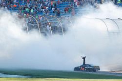 Il vincitore della gara Martin Truex Jr., Furniture Row Racing Toyota