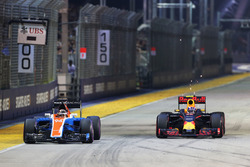 Pascal Wehrlein, Manor Racing MRT05 en Max Verstappen, Red Bull Racing RB12