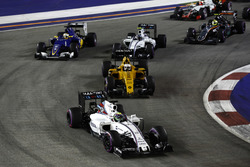 Felipe Massa, Williams FW38, Mercedes führt vor Kevin Magnussen, Renault Sport F1 Team RS16; Valtter