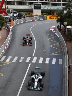 Lewis Hamilton, Mercedes AMG F1 W07 Hybrid lidera a Daniel Ricciardo, Red Bull Racing RB12