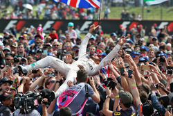 Winnaar Lewis Hamilton, Mercedes AMG F1 viert met zijn fans