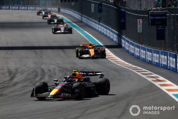 Sergio Pérez, Red Bull Racing RB20, Lando Norris, McLaren MCL38, Nico Hulkenberg, Haas VF-24.