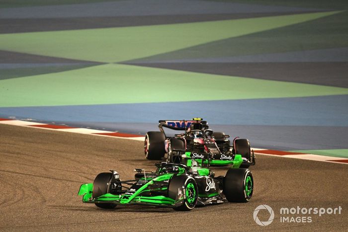 Valtteri Bottas, Stake F1 Team Kick Sauber C44 Pierre Gasly, Alpine A524 