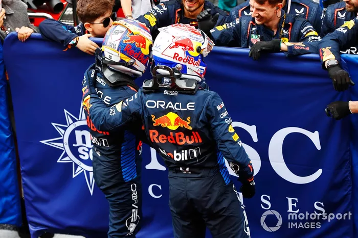 Max Verstappen, Red Bull Racing, 1ère position, et Sergio Perez, Red Bull Racing, 2ème position, célèbrent avec leur équipe au Parc Ferme.
