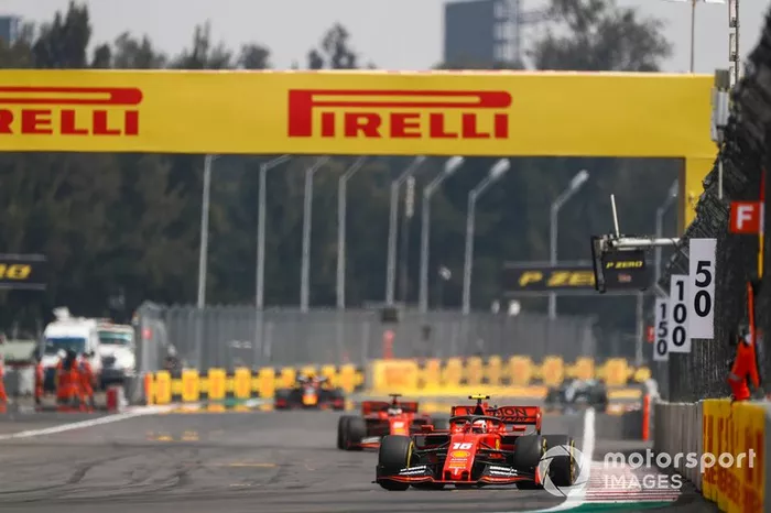 Charles Leclerc, Ferrari SF90, precede Sebastian Vettel, Ferrari SF90