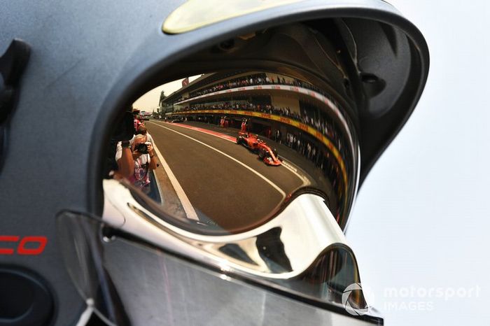 Charles Leclerc, Ferrari SF90, reflejado en la visera de los bomberos