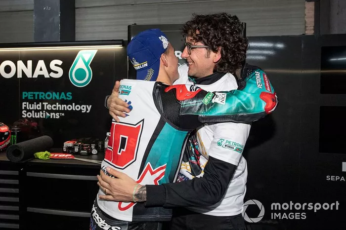 El segundo clasificado, Fabio Quartararo, Petronas Yamaha SRT, celebra con su equipo el título de mejor debutante