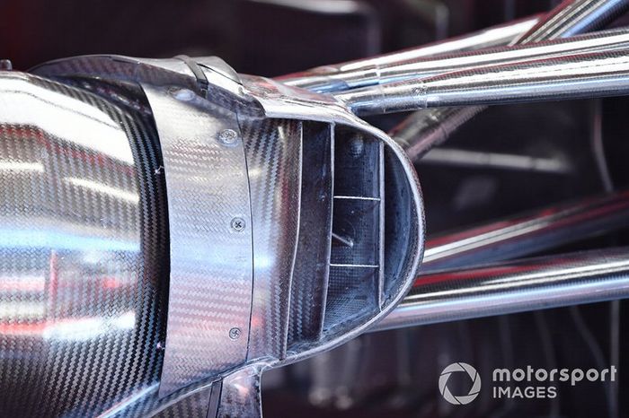 Detalle del conducto de freno de un monoplaza en el garaje